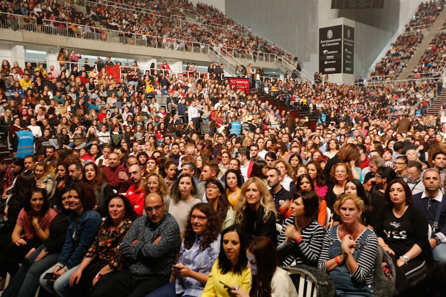 Los seguidores del cantante malagueño llenaron por completo el Palacio de los Deportes de Granada
