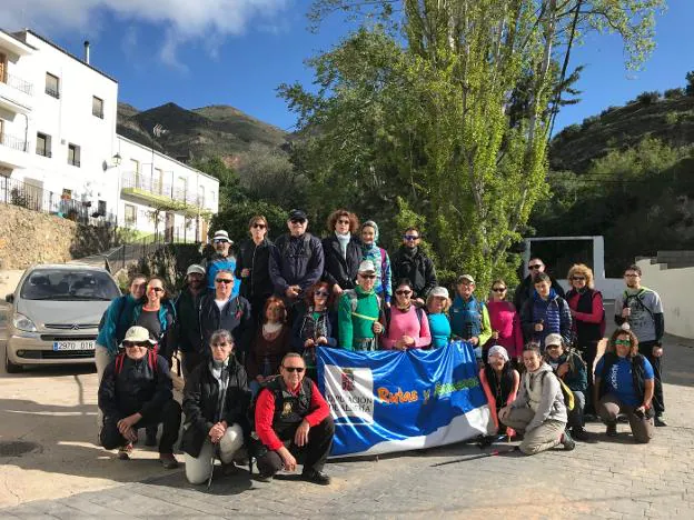 Un grupo de senderistas a la conclusión del recorrido que lleva hasta la zona de las minas.