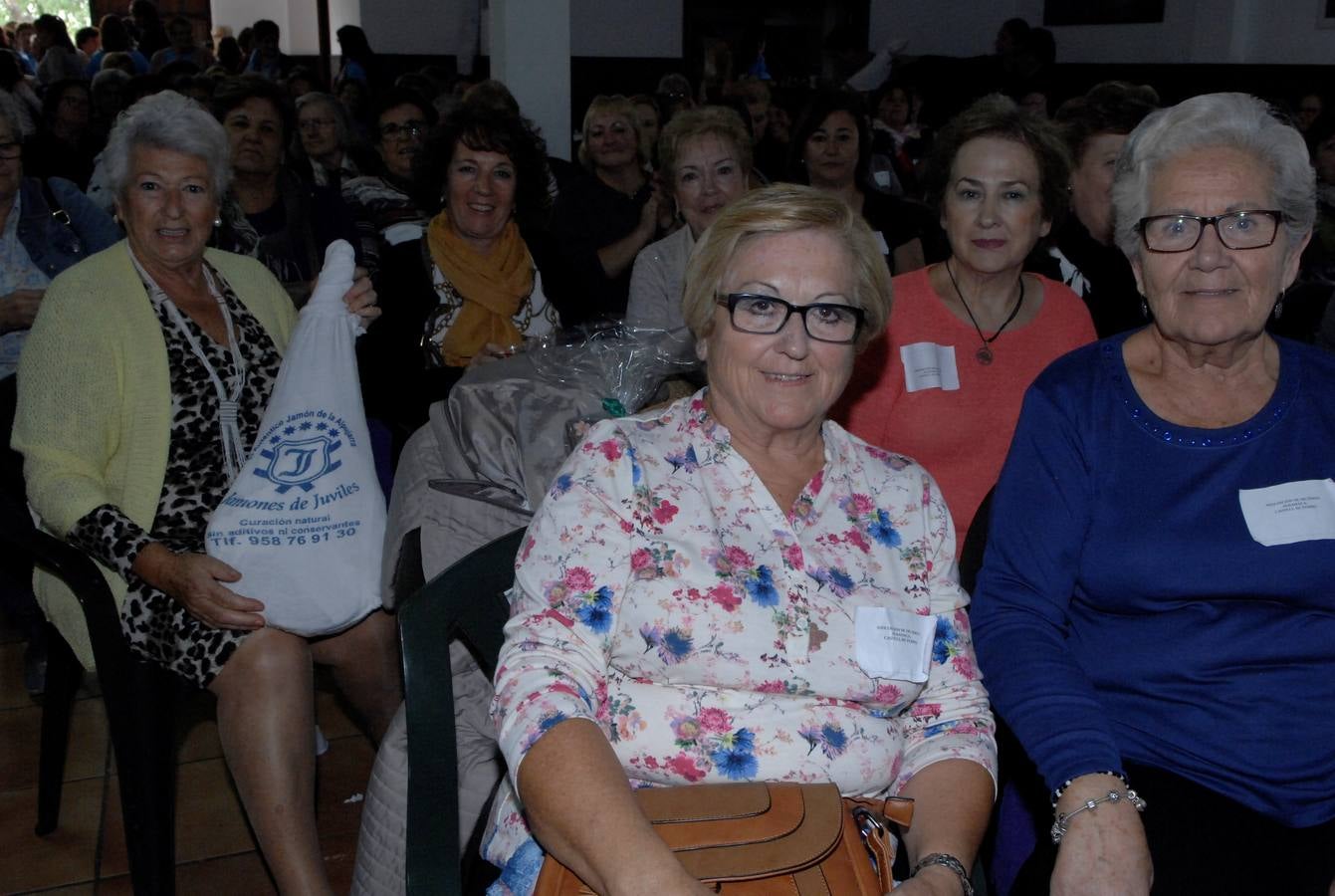 250 mujeres pertenecientes a 35 asociaciones alpujarreñas se han dado cita en Juviles para conocer los encantos del pueblo, asistir a charlas, al teatro y el cante y participar en varios talleres