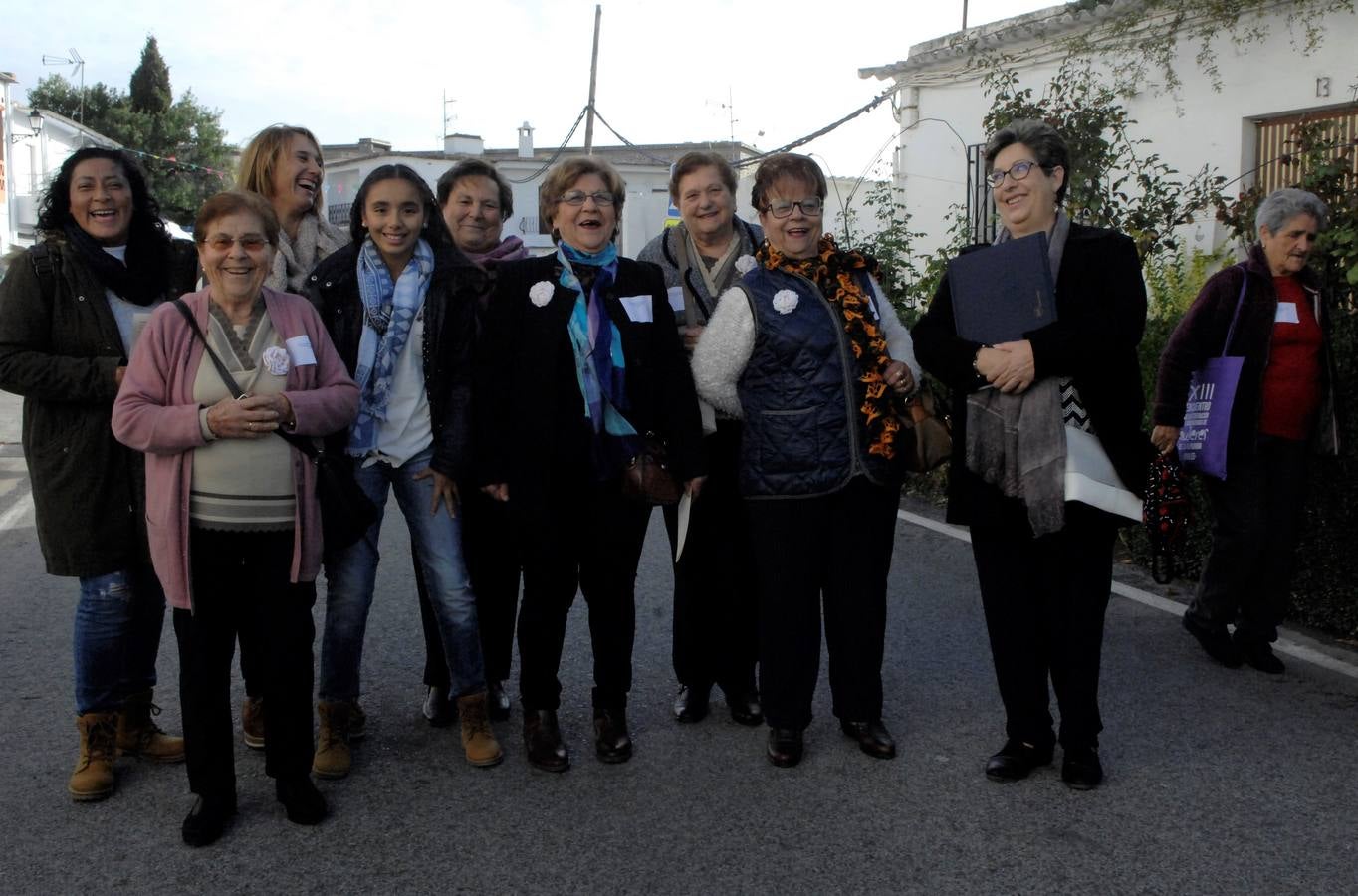 250 mujeres pertenecientes a 35 asociaciones alpujarreñas se han dado cita en Juviles para conocer los encantos del pueblo, asistir a charlas, al teatro y el cante y participar en varios talleres