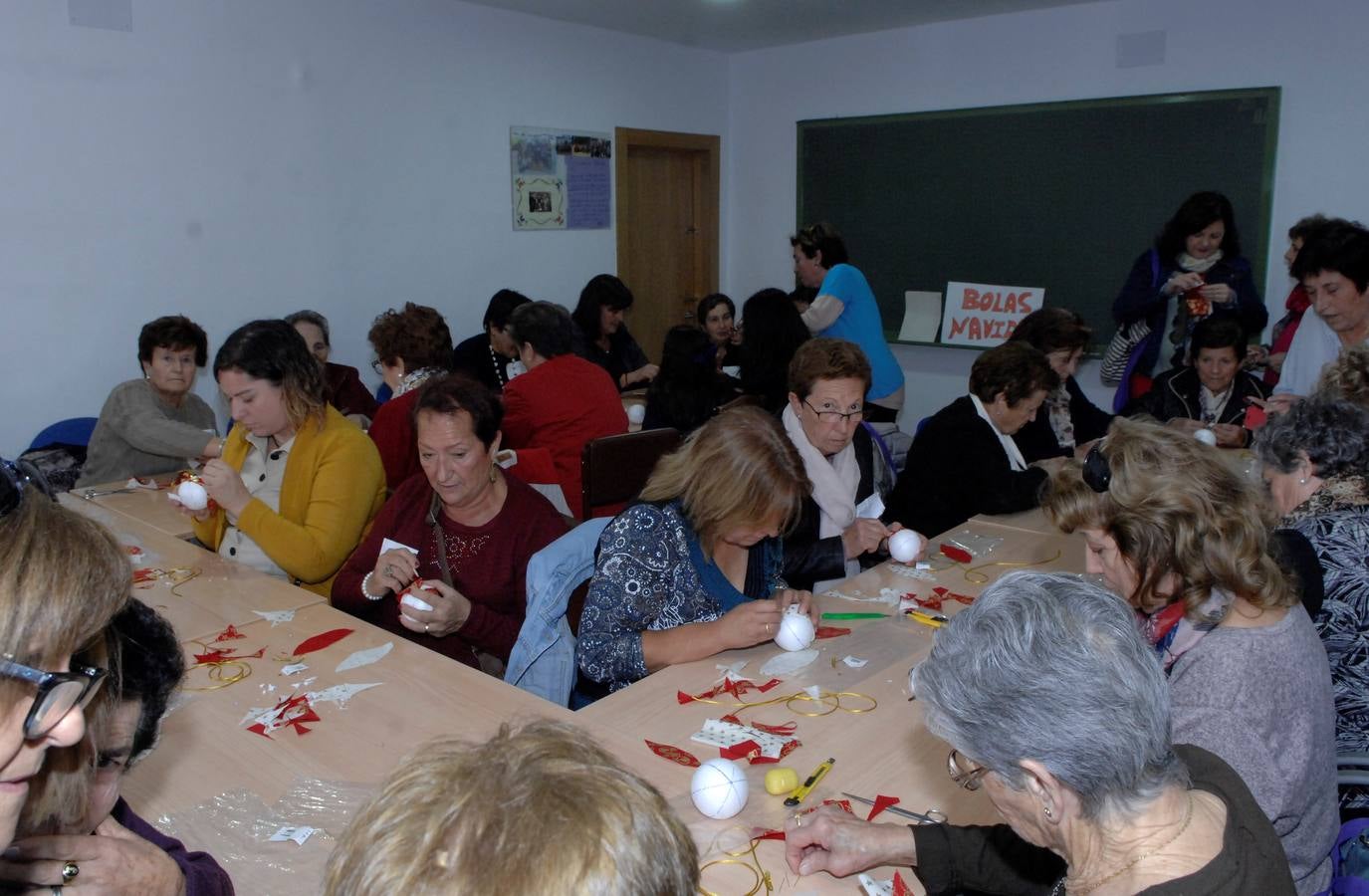 250 mujeres pertenecientes a 35 asociaciones alpujarreñas se han dado cita en Juviles para conocer los encantos del pueblo, asistir a charlas, al teatro y el cante y participar en varios talleres