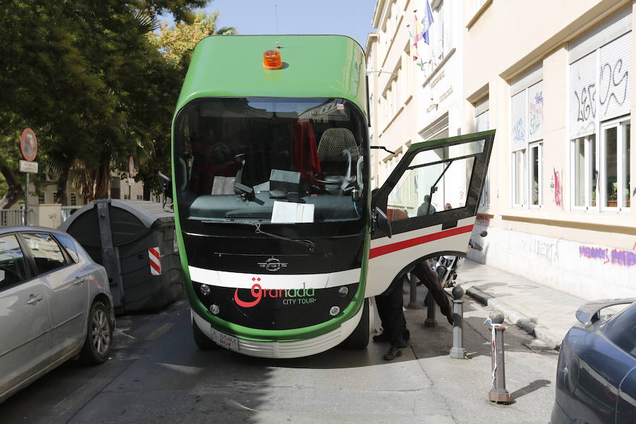 Una nueva avería del tren turístico de Granada capital, que retomó su actividad hace doce días tras subsanar los problemas de seguridad por los que el Ayuntamiento suspendió su circulación de forma cautelar, ha afectado al tráfico de la ciudad, después de que se haya quedado parado en la céntrica calle Rector López Argüeta