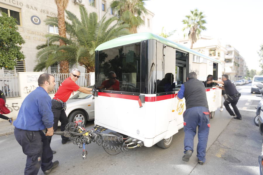 Una nueva avería del tren turístico de Granada capital, que retomó su actividad hace doce días tras subsanar los problemas de seguridad por los que el Ayuntamiento suspendió su circulación de forma cautelar, ha afectado al tráfico de la ciudad, después de que se haya quedado parado en la céntrica calle Rector López Argüeta