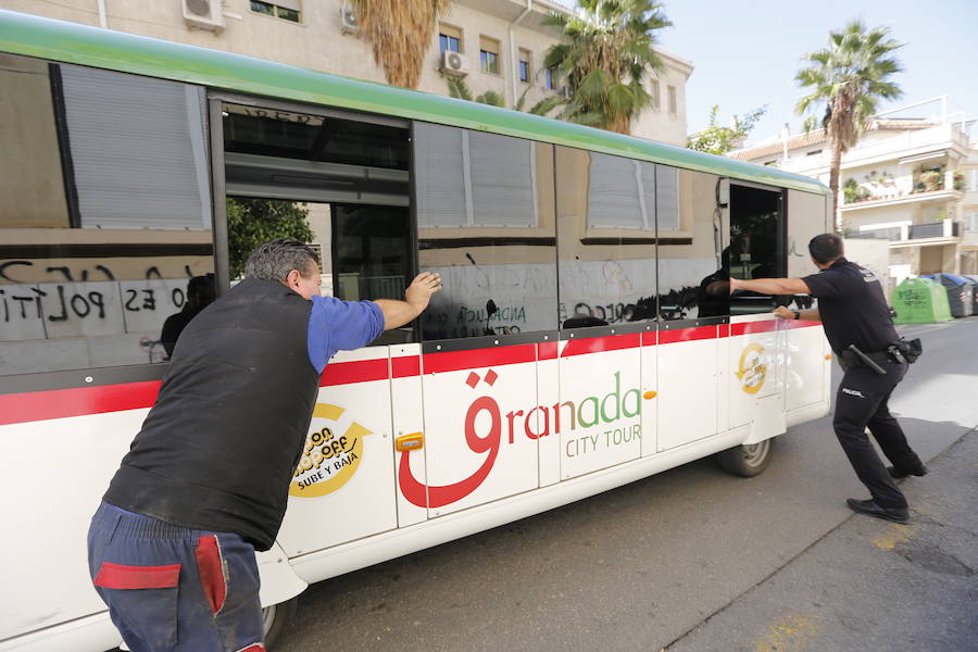 Una nueva avería del tren turístico de Granada capital, que retomó su actividad hace doce días tras subsanar los problemas de seguridad por los que el Ayuntamiento suspendió su circulación de forma cautelar, ha afectado al tráfico de la ciudad, después de que se haya quedado parado en la céntrica calle Rector López Argüeta