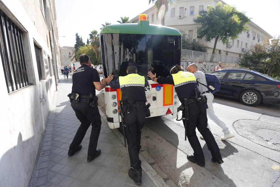 Una nueva avería del tren turístico de Granada capital, que retomó su actividad hace doce días tras subsanar los problemas de seguridad por los que el Ayuntamiento suspendió su circulación de forma cautelar, ha afectado al tráfico de la ciudad, después de que se haya quedado parado en la céntrica calle Rector López Argüeta