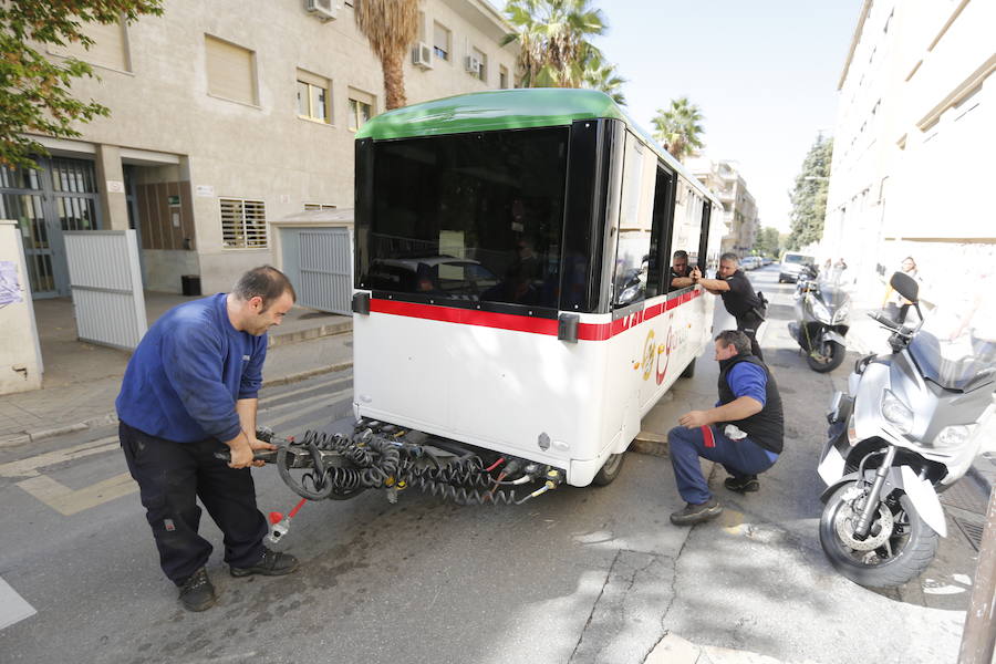 Una nueva avería del tren turístico de Granada capital, que retomó su actividad hace doce días tras subsanar los problemas de seguridad por los que el Ayuntamiento suspendió su circulación de forma cautelar, ha afectado al tráfico de la ciudad, después de que se haya quedado parado en la céntrica calle Rector López Argüeta