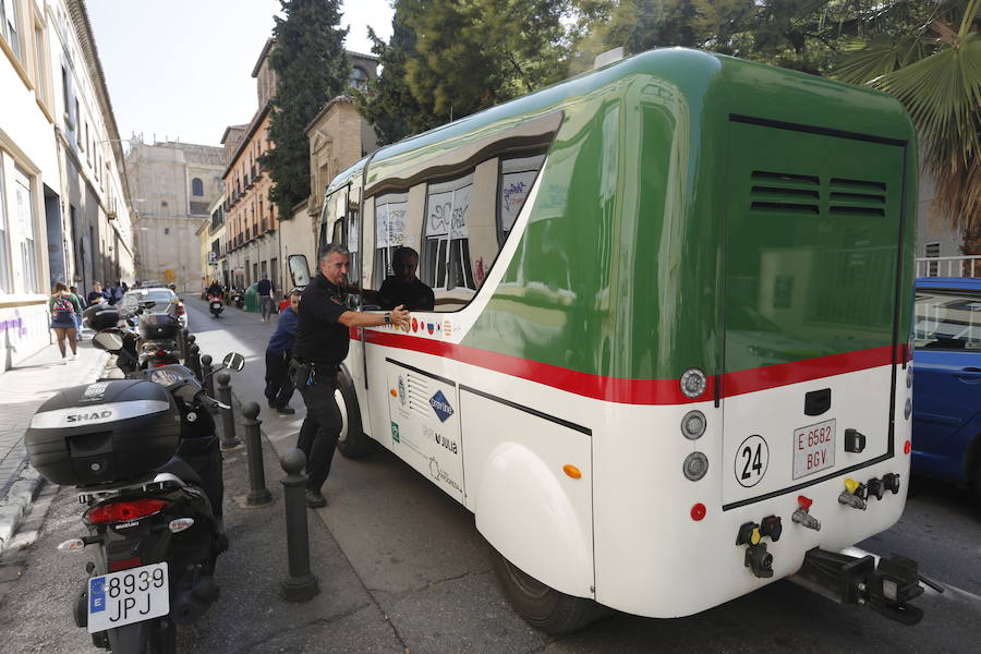 Una nueva avería del tren turístico de Granada capital, que retomó su actividad hace doce días tras subsanar los problemas de seguridad por los que el Ayuntamiento suspendió su circulación de forma cautelar, ha afectado al tráfico de la ciudad, después de que se haya quedado parado en la céntrica calle Rector López Argüeta