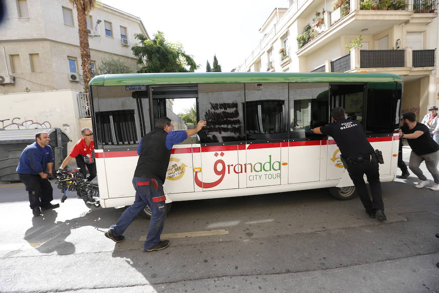 Una nueva avería del tren turístico de Granada capital, que retomó su actividad hace doce días tras subsanar los problemas de seguridad por los que el Ayuntamiento suspendió su circulación de forma cautelar, ha afectado al tráfico de la ciudad, después de que se haya quedado parado en la céntrica calle Rector López Argüeta