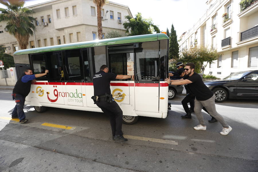 Una nueva avería del tren turístico de Granada capital, que retomó su actividad hace doce días tras subsanar los problemas de seguridad por los que el Ayuntamiento suspendió su circulación de forma cautelar, ha afectado al tráfico de la ciudad, después de que se haya quedado parado en la céntrica calle Rector López Argüeta