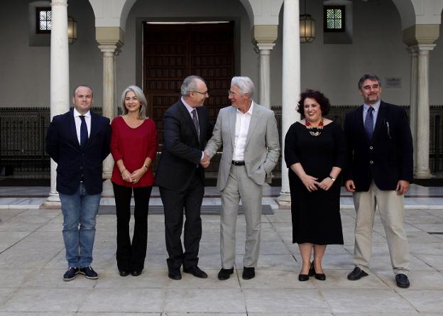 Richard Gere posa con los miembros de la Mesa del Parlamento. 