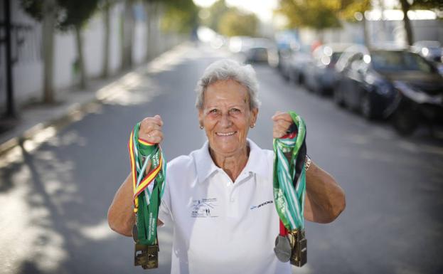 Pilar Moléon posa con las medallas de su participación en las carreras.