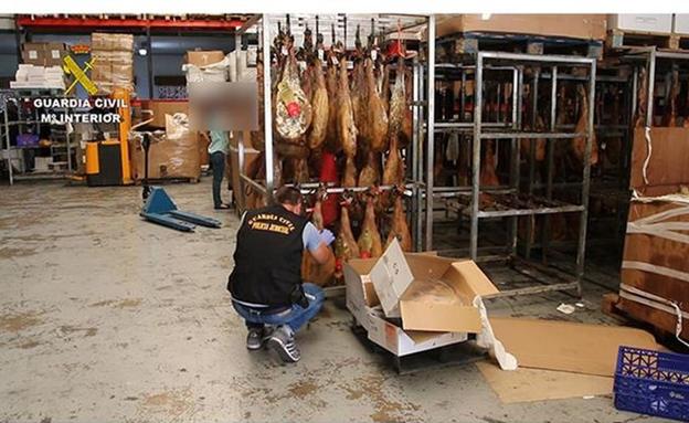 Alerta Sanitaria: 1.000 toneladas de jamones caducados en una red que los distribuía por toda España