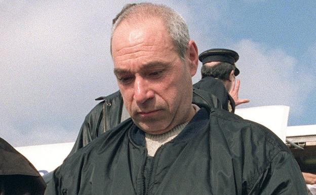'Santi Potros' al llegar a Madrid en diciembre del año 2000 tras ser extraditado por Francia. 