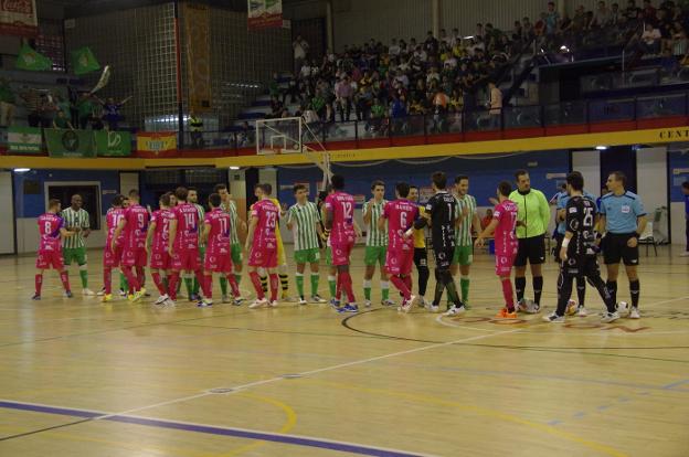 Ambos equipos se saludan antes del inicio del partido.