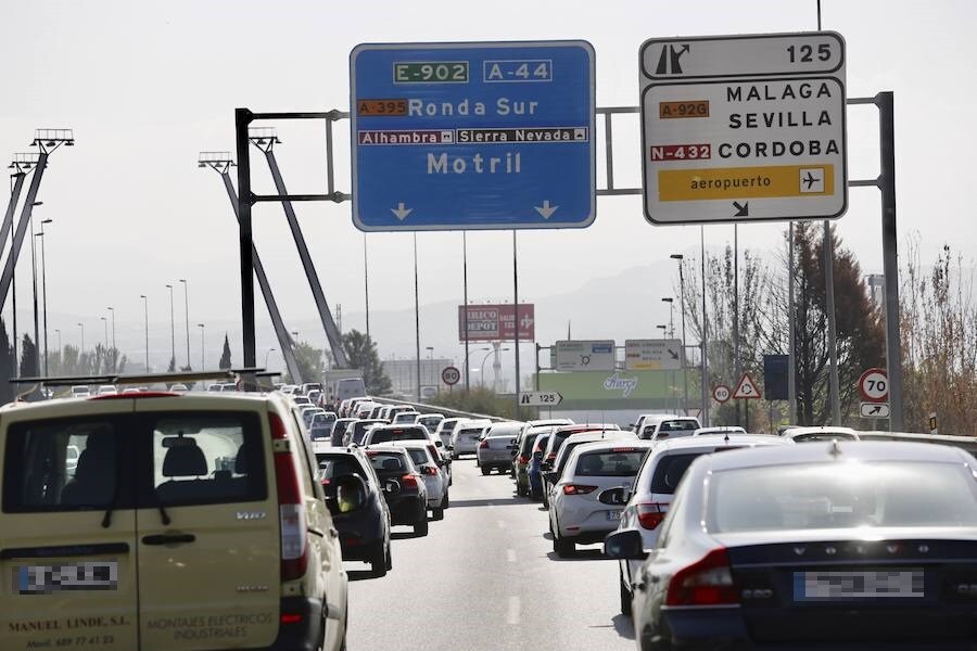 El choque ha tenido lugar a la altura de la salida de Recogidas, en sentido Motril, y ha provocado un atasco de seis kilómetros.