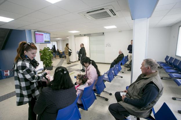 Pacientes esperan en un centro de salud. 