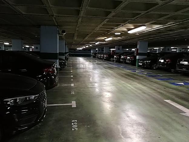 Los vehículos de Uber, en un parking de Granada.