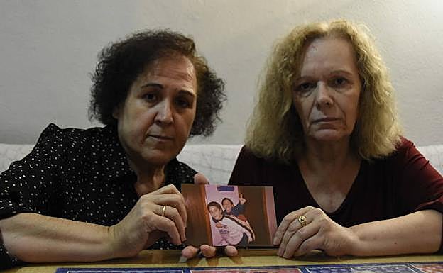 La tía y la madre de José Ignacio Soto sujetan una fotografía del fallecido de niño.