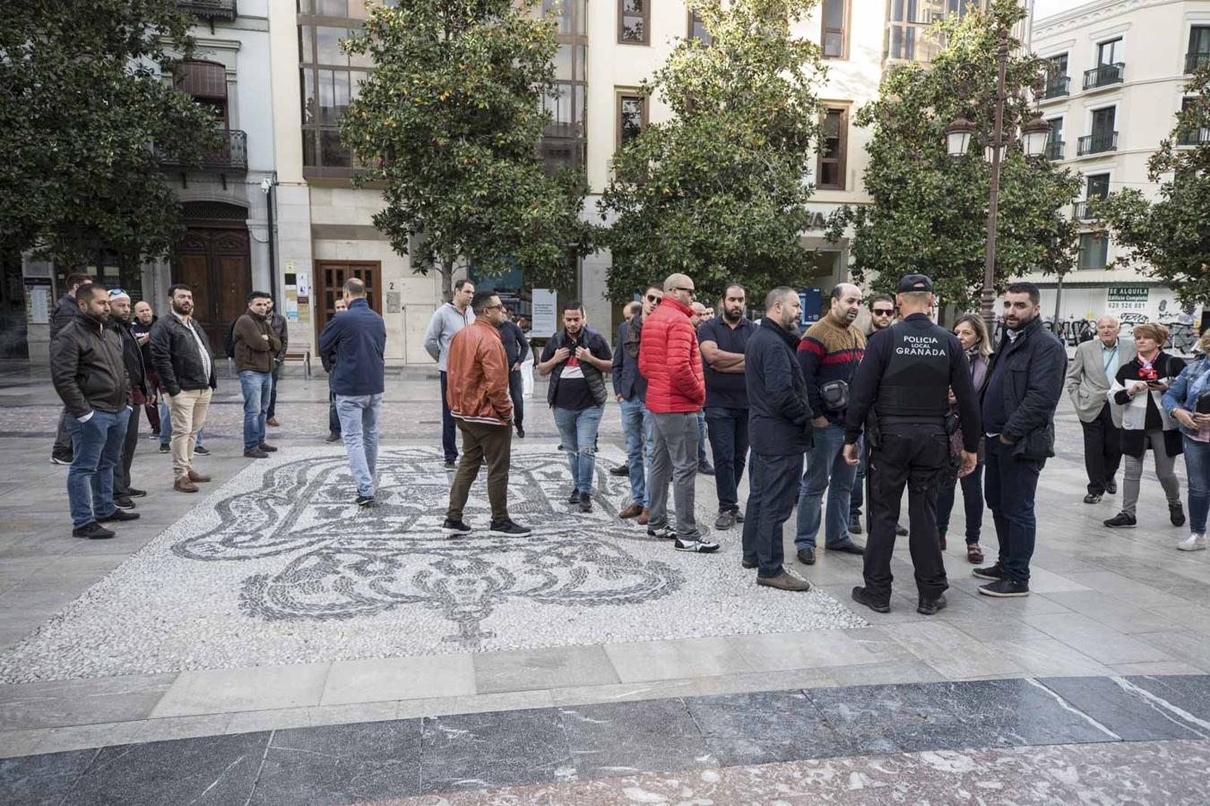 Es la forma de criticar que han acordado estos comerciantes para mostrarse en contra de la normativa municipal que establece las condiciones de cartelería y expositores para la zona centro de la ciudad así como las sanciones para quienes no la cumplan