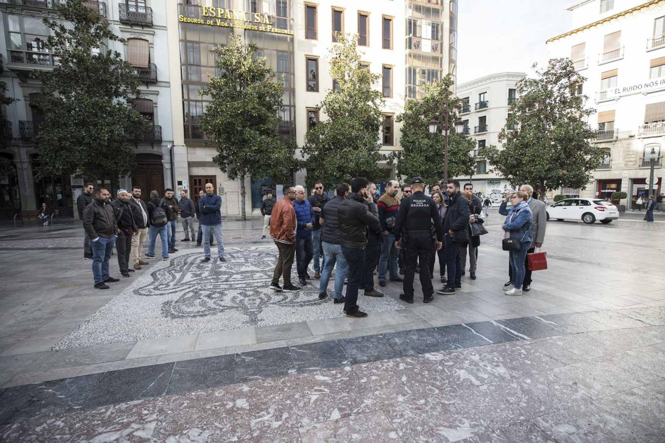 Es la forma de criticar que han acordado estos comerciantes para mostrarse en contra de la normativa municipal que establece las condiciones de cartelería y expositores para la zona centro de la ciudad así como las sanciones para quienes no la cumplan