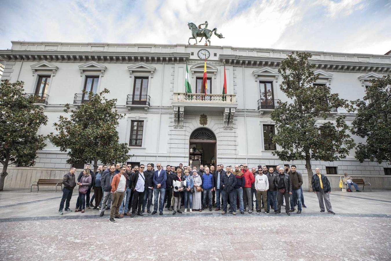 Es la forma de criticar que han acordado estos comerciantes para mostrarse en contra de la normativa municipal que establece las condiciones de cartelería y expositores para la zona centro de la ciudad así como las sanciones para quienes no la cumplan