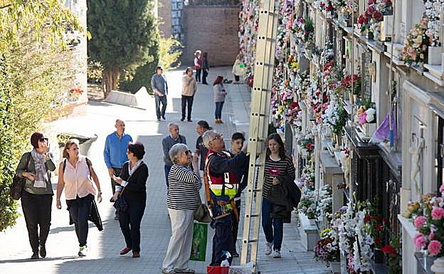 Más escaleristas y una ambulancia: servicios reforzados en el cementerio de Granada para el Día de Todos los Santos