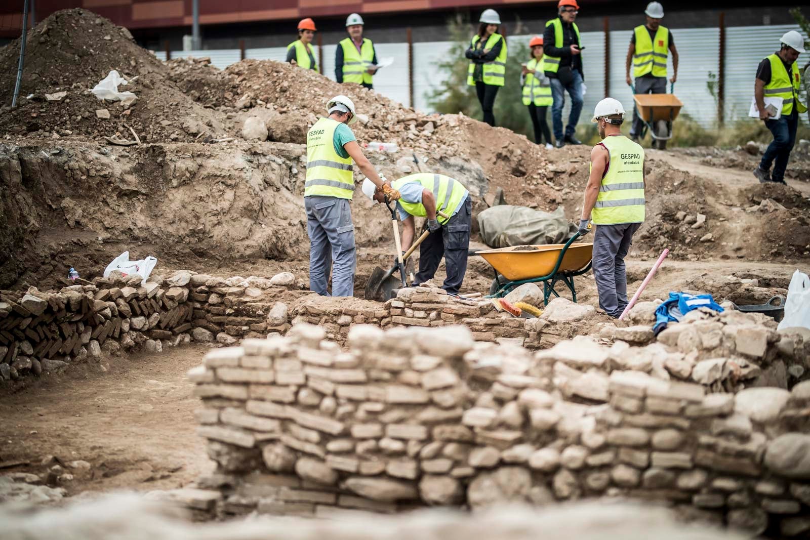 La excavación llevada a cabo desde el pasado 3 de septiembre en el yacimiento arqueológico situado en los suelos del antiguo complejo militar de Mondragones, en pleno centro de Granada, confirman la existencia de restos de termas, edificios civiles y callejero entre los siglos III y IV de la era actual