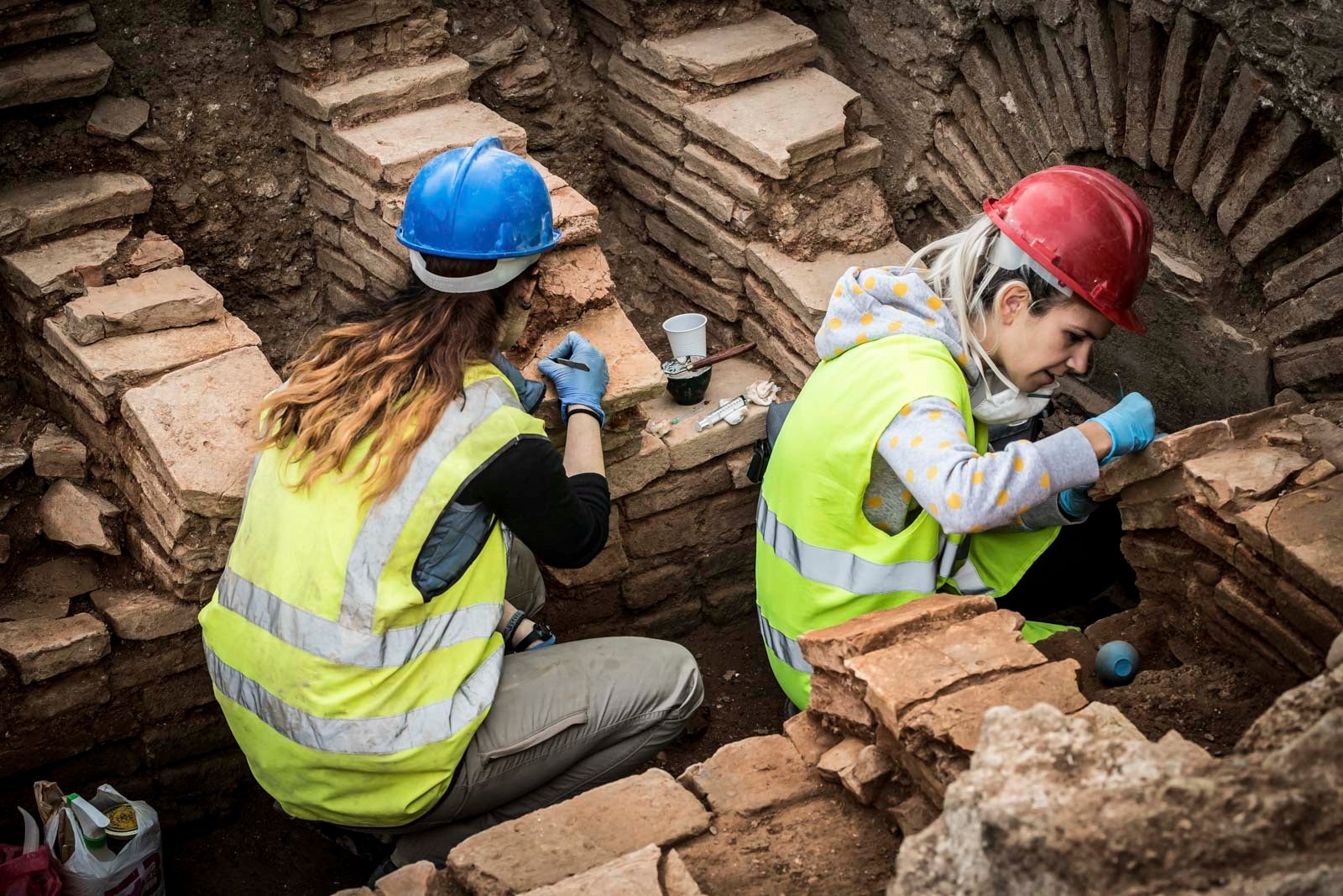 La excavación llevada a cabo desde el pasado 3 de septiembre en el yacimiento arqueológico situado en los suelos del antiguo complejo militar de Mondragones, en pleno centro de Granada, confirman la existencia de restos de termas, edificios civiles y callejero entre los siglos III y IV de la era actual