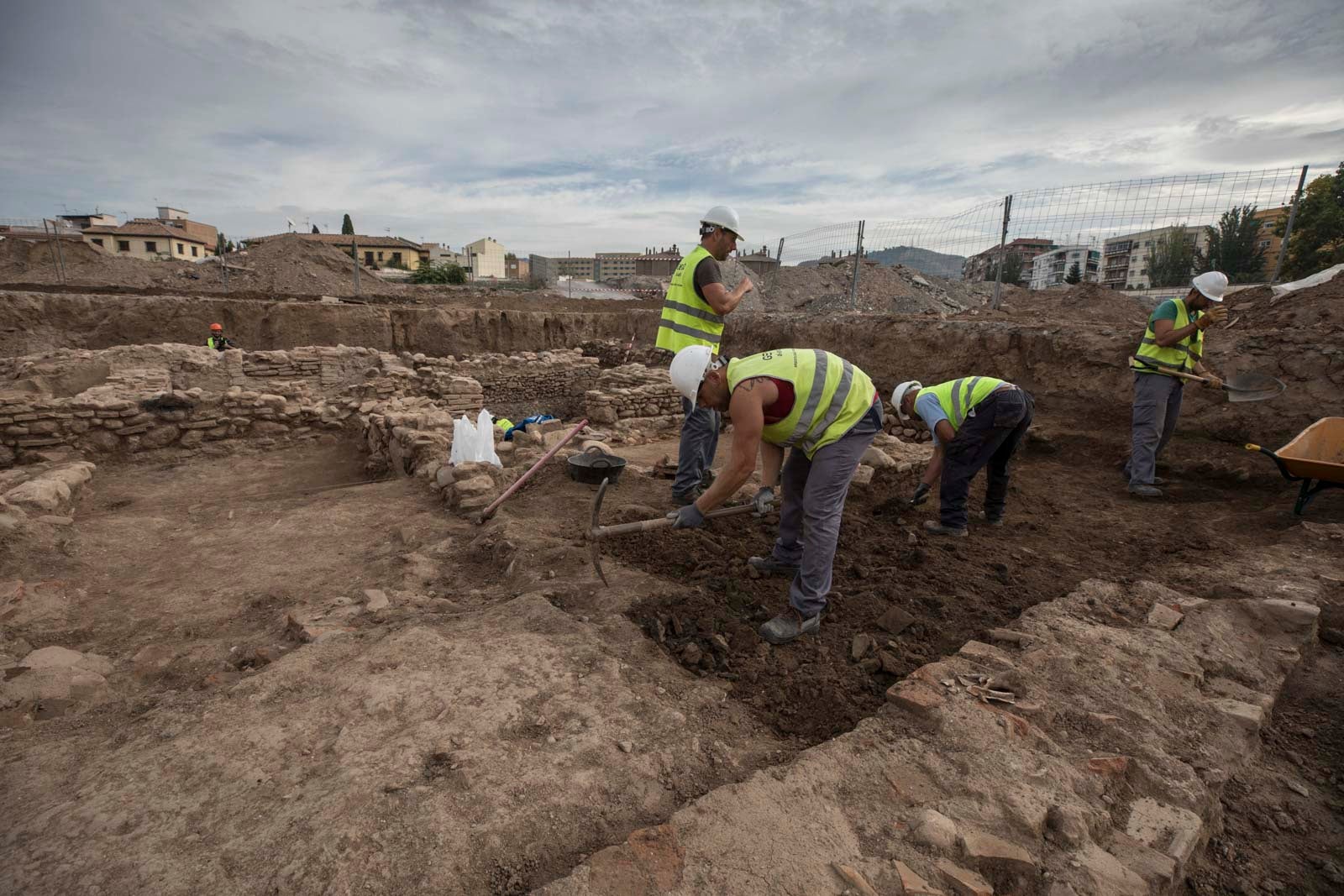 La excavación llevada a cabo desde el pasado 3 de septiembre en el yacimiento arqueológico situado en los suelos del antiguo complejo militar de Mondragones, en pleno centro de Granada, confirman la existencia de restos de termas, edificios civiles y callejero entre los siglos III y IV de la era actual