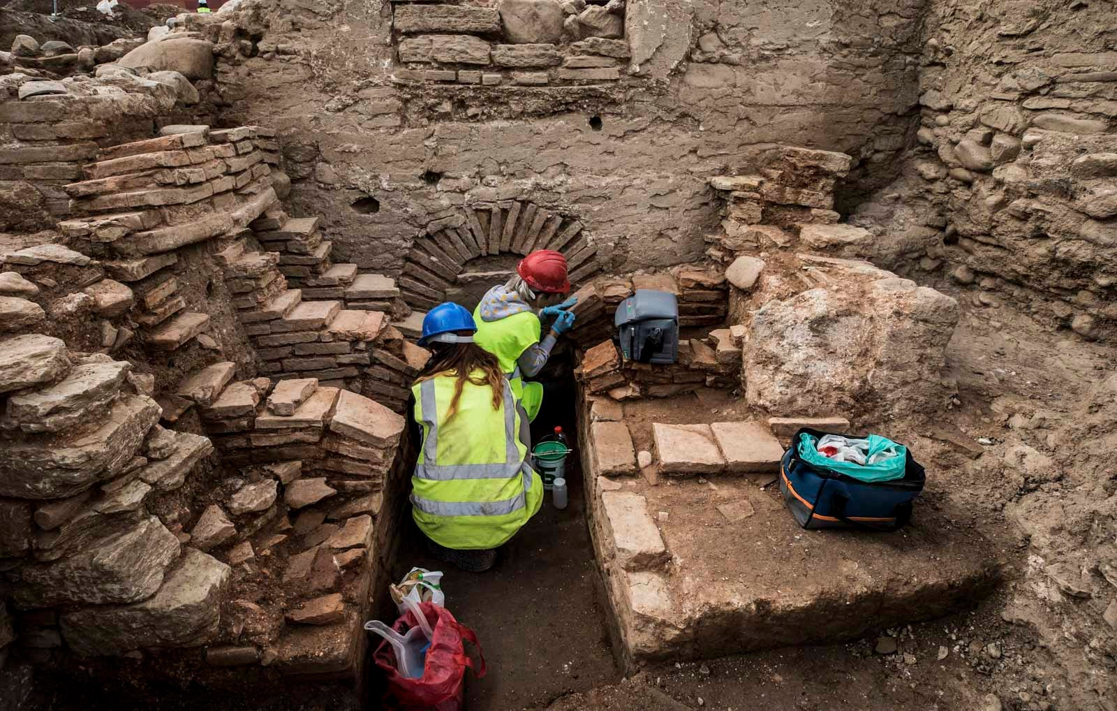 La excavación llevada a cabo desde el pasado 3 de septiembre en el yacimiento arqueológico situado en los suelos del antiguo complejo militar de Mondragones, en pleno centro de Granada, confirman la existencia de restos de termas, edificios civiles y callejero entre los siglos III y IV de la era actual