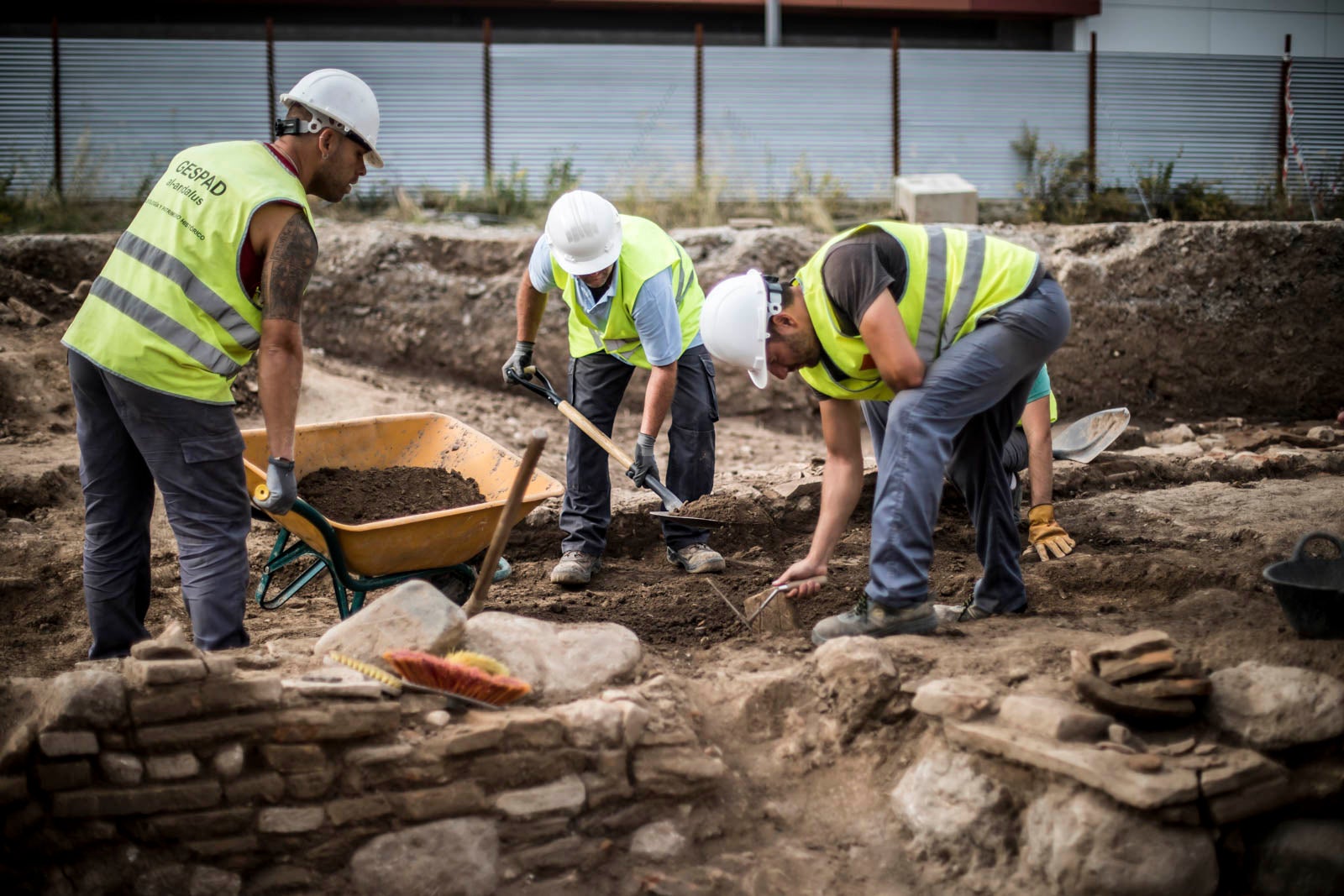 La excavación llevada a cabo desde el pasado 3 de septiembre en el yacimiento arqueológico situado en los suelos del antiguo complejo militar de Mondragones, en pleno centro de Granada, confirman la existencia de restos de termas, edificios civiles y callejero entre los siglos III y IV de la era actual