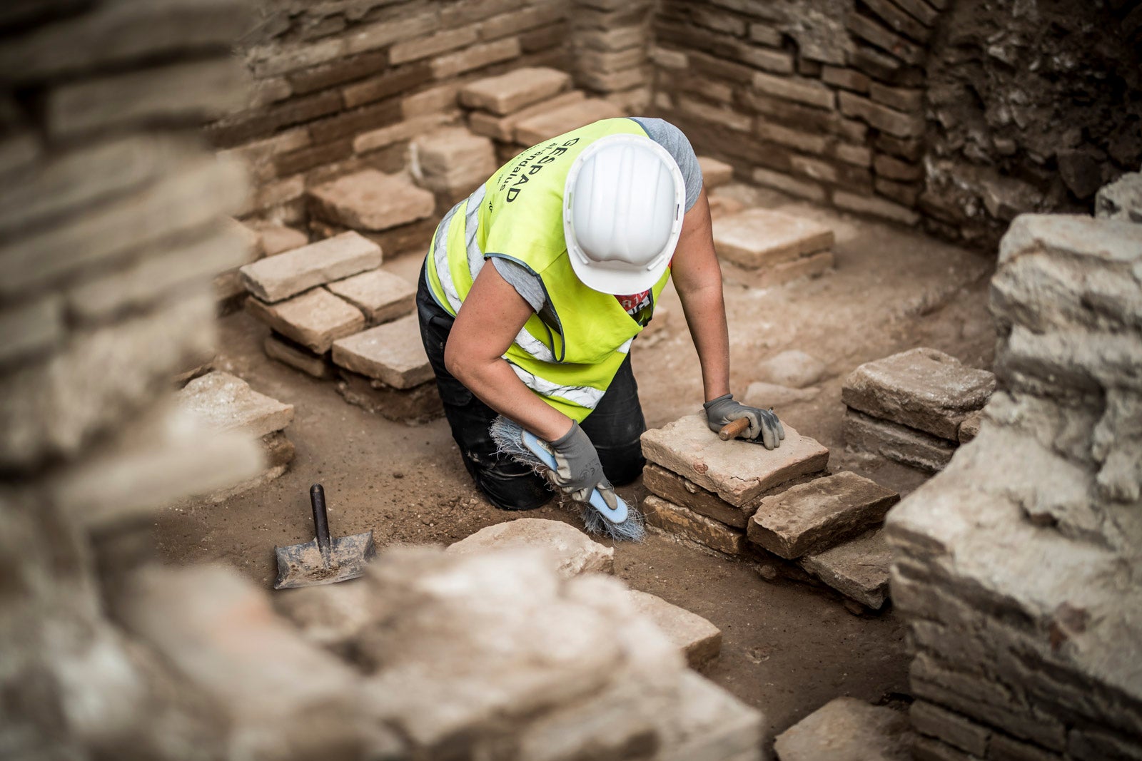 La excavación llevada a cabo desde el pasado 3 de septiembre en el yacimiento arqueológico situado en los suelos del antiguo complejo militar de Mondragones, en pleno centro de Granada, confirman la existencia de restos de termas, edificios civiles y callejero entre los siglos III y IV de la era actual