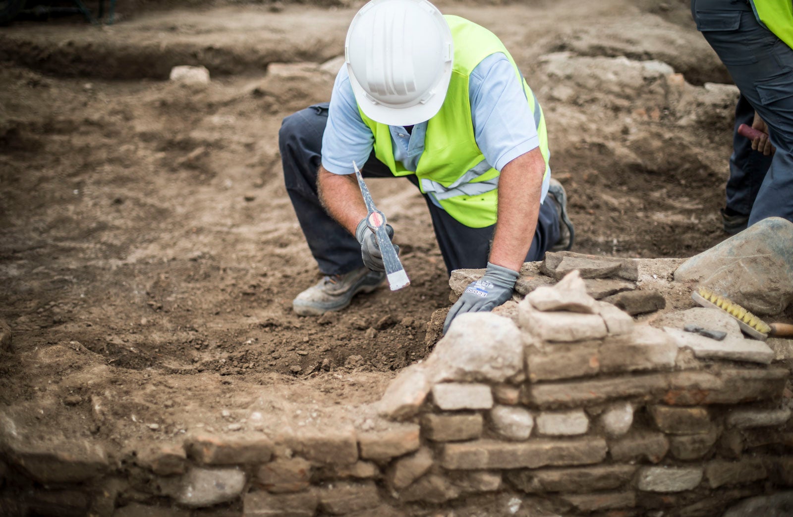 La excavación llevada a cabo desde el pasado 3 de septiembre en el yacimiento arqueológico situado en los suelos del antiguo complejo militar de Mondragones, en pleno centro de Granada, confirman la existencia de restos de termas, edificios civiles y callejero entre los siglos III y IV de la era actual