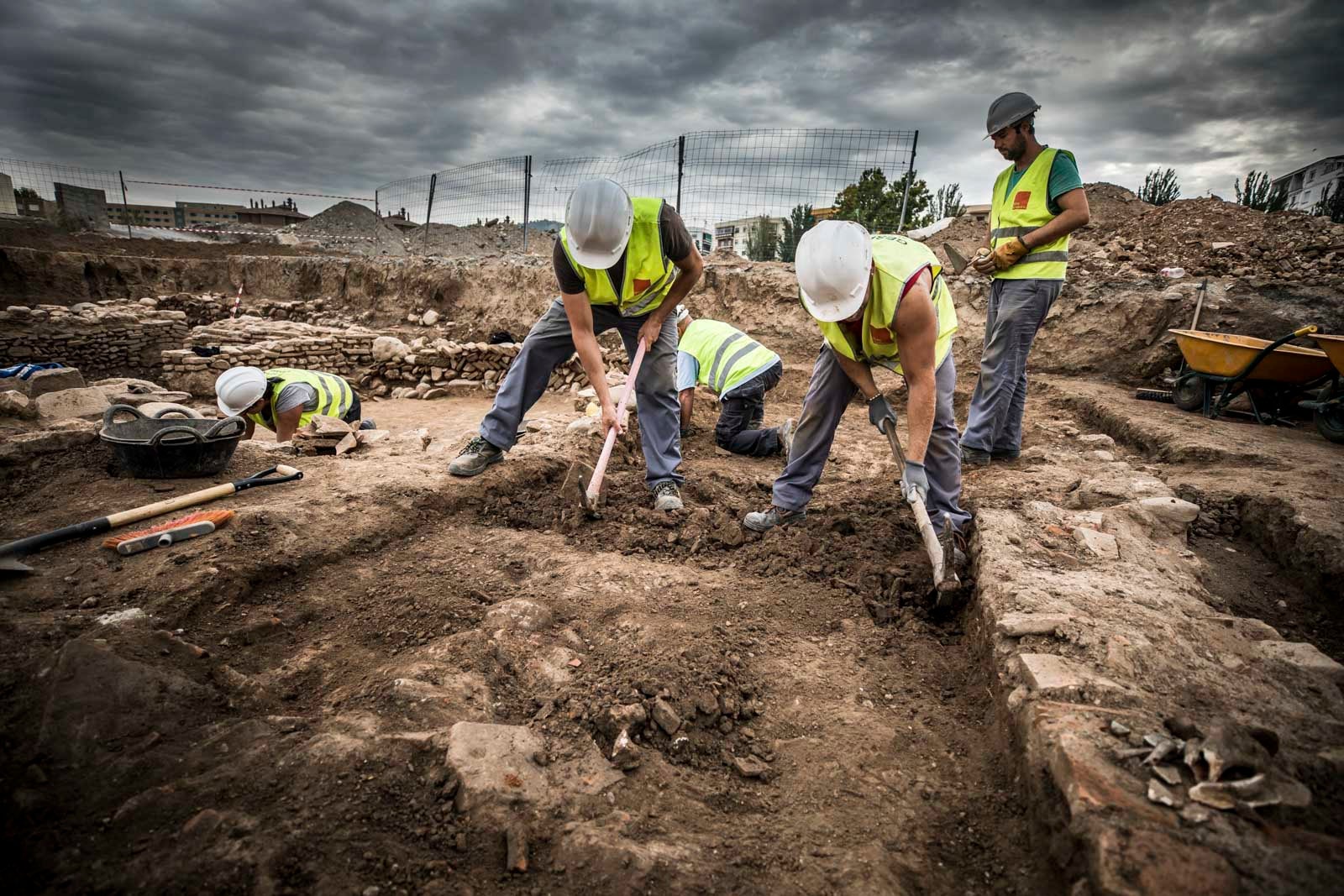 La excavación llevada a cabo desde el pasado 3 de septiembre en el yacimiento arqueológico situado en los suelos del antiguo complejo militar de Mondragones, en pleno centro de Granada, confirman la existencia de restos de termas, edificios civiles y callejero entre los siglos III y IV de la era actual