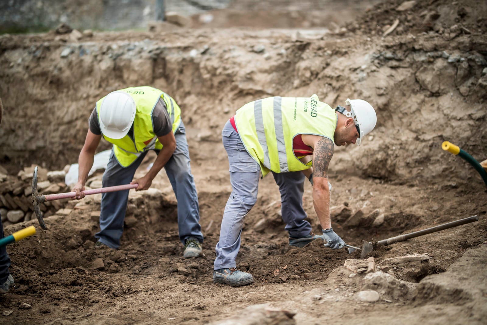 La excavación llevada a cabo desde el pasado 3 de septiembre en el yacimiento arqueológico situado en los suelos del antiguo complejo militar de Mondragones, en pleno centro de Granada, confirman la existencia de restos de termas, edificios civiles y callejero entre los siglos III y IV de la era actual