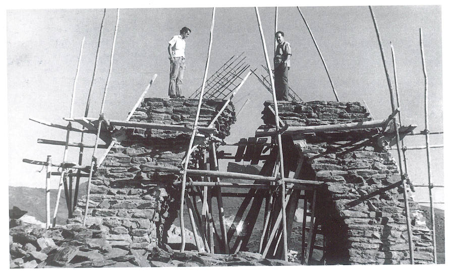 López Burgos ultimando el arco donde se colocaría la imagen, en agosto de 1968