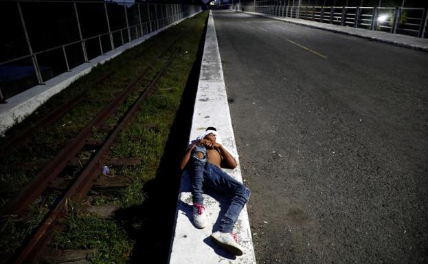 Un joven perteneciente a la caravana de inmigrantes. 