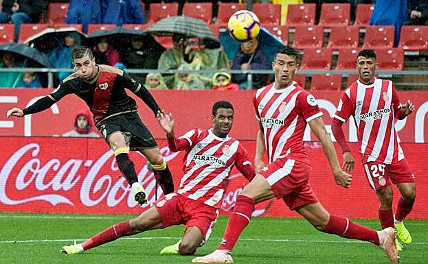 Los jugadores del Girona, Jonás Ramalho, Pedro Porro y Jonás Ramalho y el centrocampista del Rayo Vallecano Adri Embarba, durante el partido de la décima jornada de Liga.