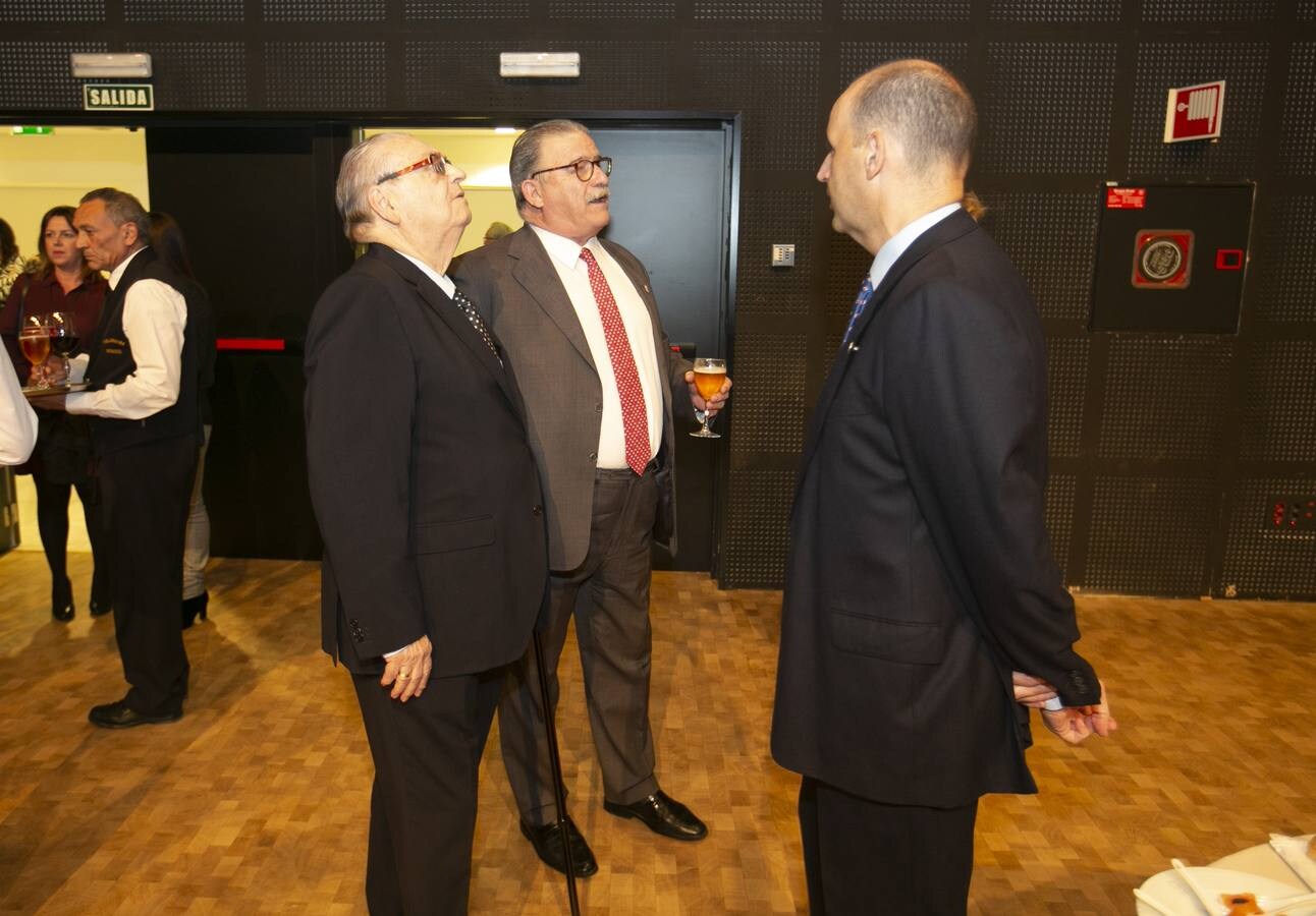 Numerosos rostros conocidos en el acto celebrado en el Teatro de Caja Granada