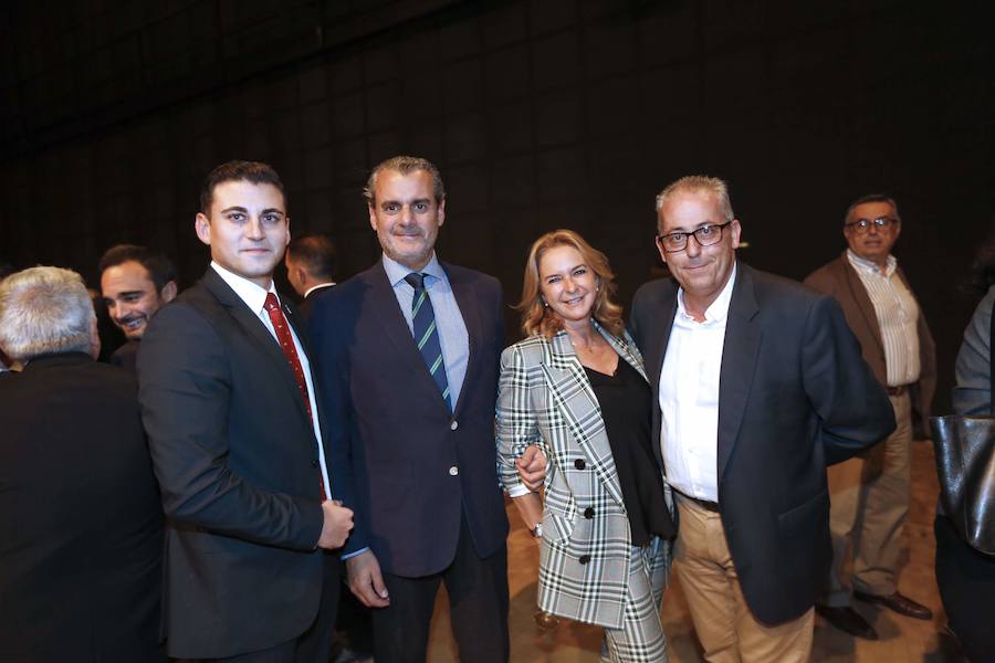 Numerosos rostros conocidos en el acto celebrado en el Teatro de Caja Granada