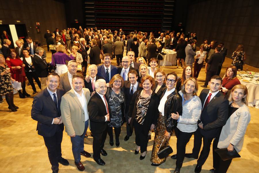 Numerosos rostros conocidos en el acto celebrado en el Teatro de Caja Granada