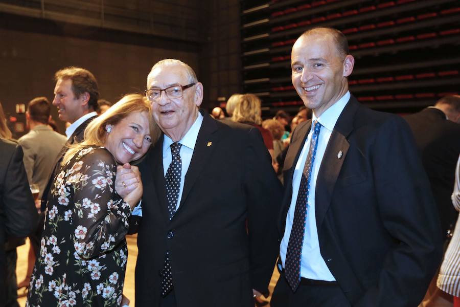 Numerosos rostros conocidos en el acto celebrado en el Teatro de Caja Granada