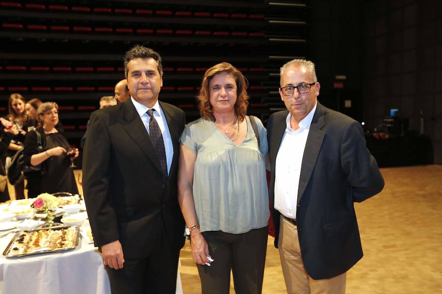 Numerosos rostros conocidos en el acto celebrado en el Teatro de Caja Granada