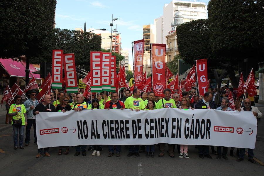 «¡Cemex no se cierra, antes a la guerra!»