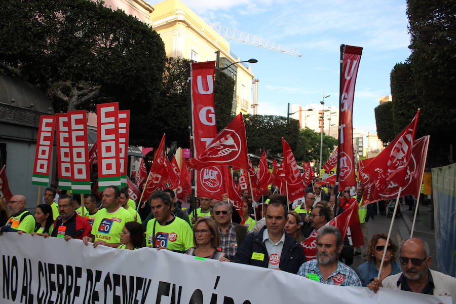 «¡Cemex no se cierra, antes a la guerra!»