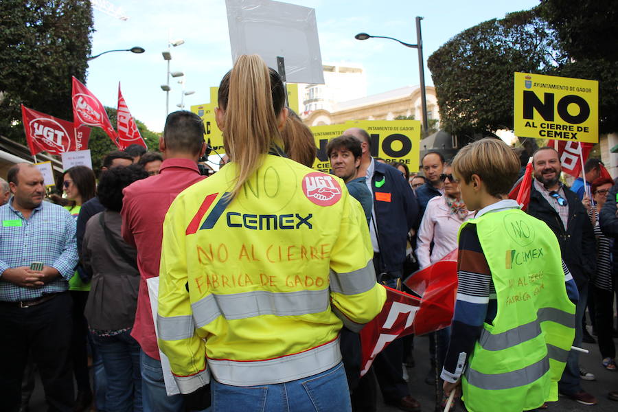 «¡Cemex no se cierra, antes a la guerra!»