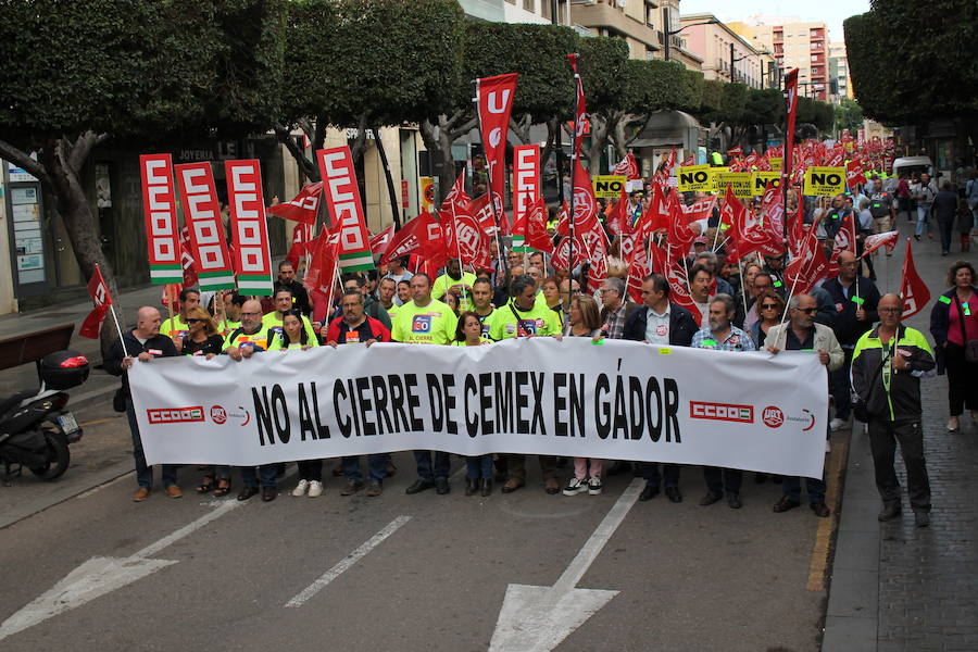 «¡Cemex no se cierra, antes a la guerra!»