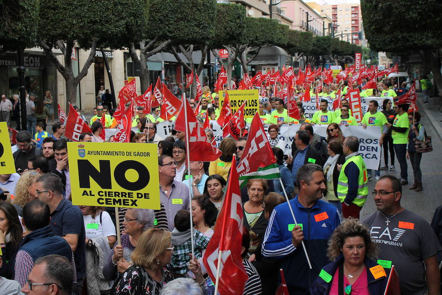 «¡Cemex no se cierra, antes a la guerra!»