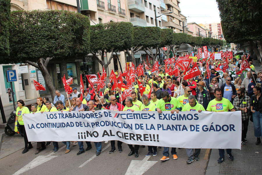 «¡Cemex no se cierra, antes a la guerra!»