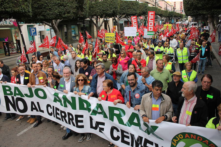 «¡Cemex no se cierra, antes a la guerra!»